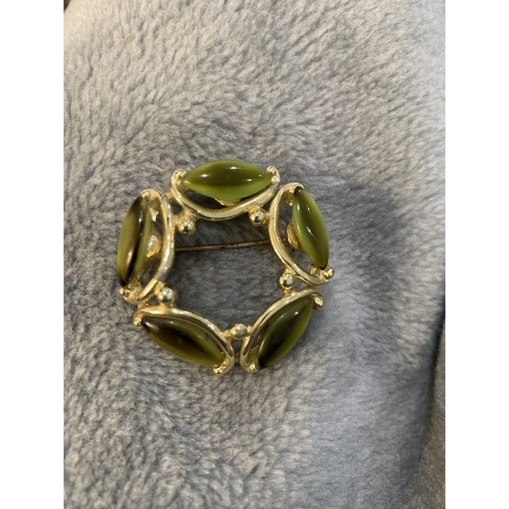 Emmons Vintage 1950s Gold With Green Cabochons Circle Wreath Brooch‎ Lapel Pin